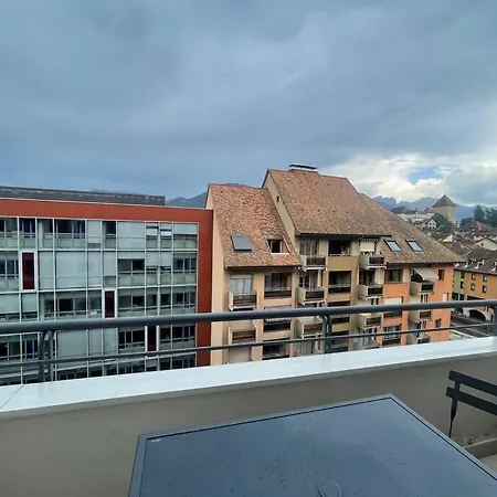 Lachenal, Centre, Balcon Avec Vue Chateau *